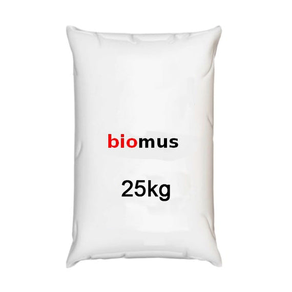 Natriumnitrat 25kg von BIOMUS, ADR Produkt, zeigt die Verpackung mit weißem Pulver in einem Lagerraum.